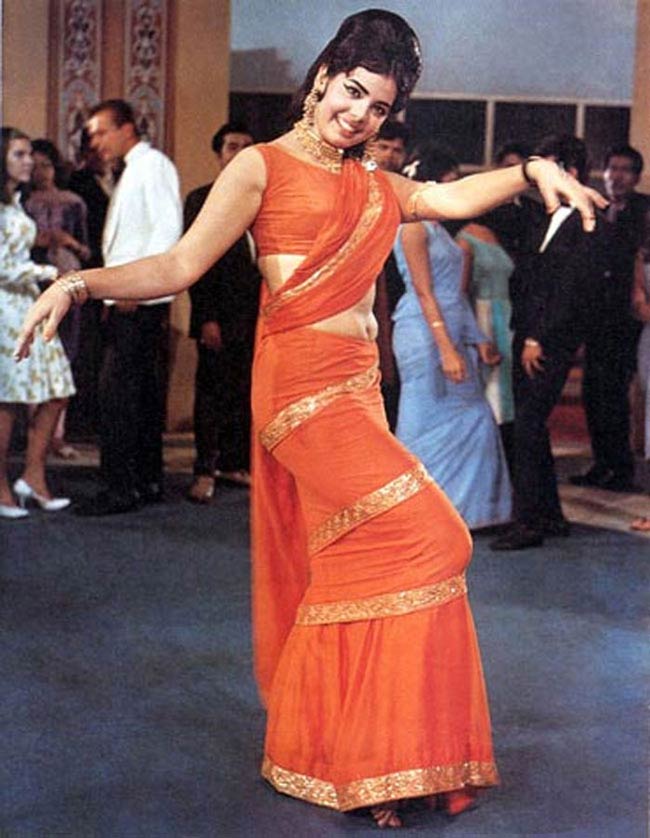 how to wear Mumtaaz style saree