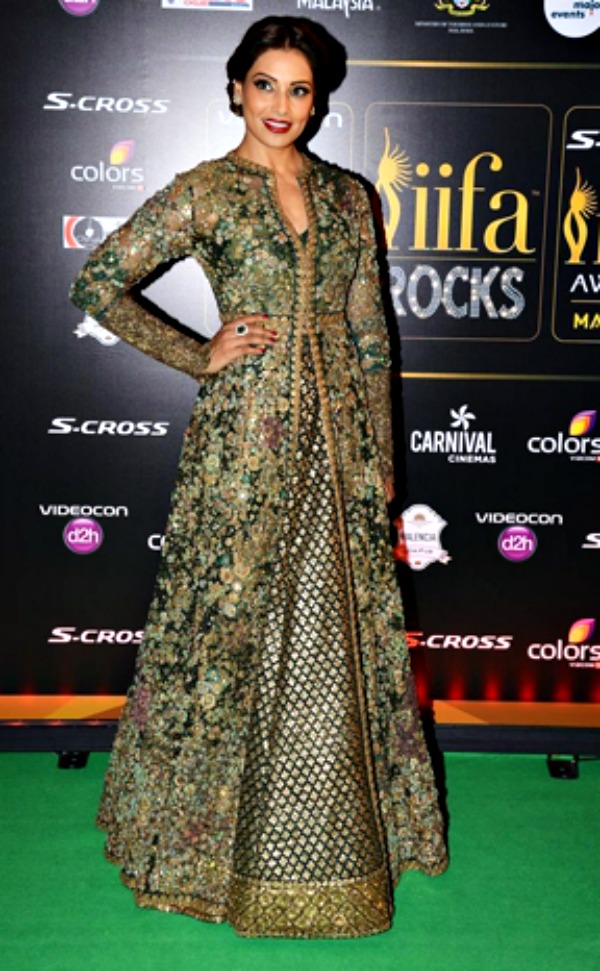 Bipasha at iifa 2015 in sabyasachi, best dressed at iifa 2015