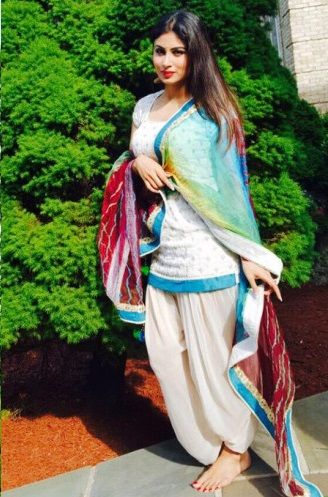 How to Style a White Kurti