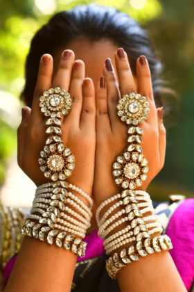 hath phool ideas, bridal hath phool designs, floral hath phool for mehendi