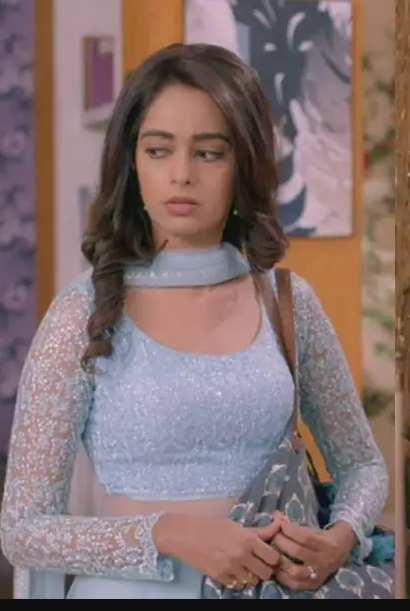 prachi in grey suit at set of kumkum bhagya