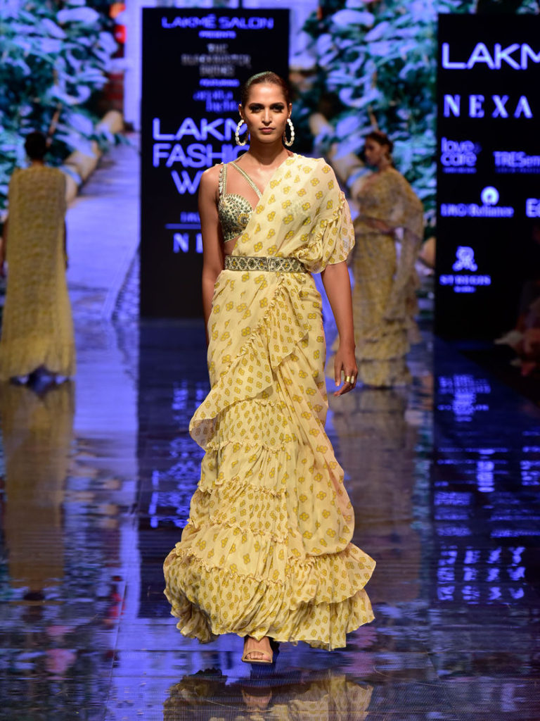 wear a belt on saree