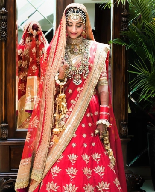 Sonam Kapoor wore red lehenga on her wedding day