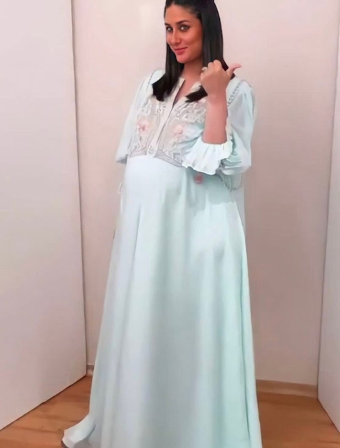 kareena kapoor pregnancy sky blue dress