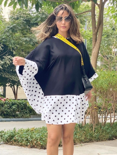 Hina khan black kaftan