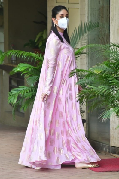 kareena in pink dress