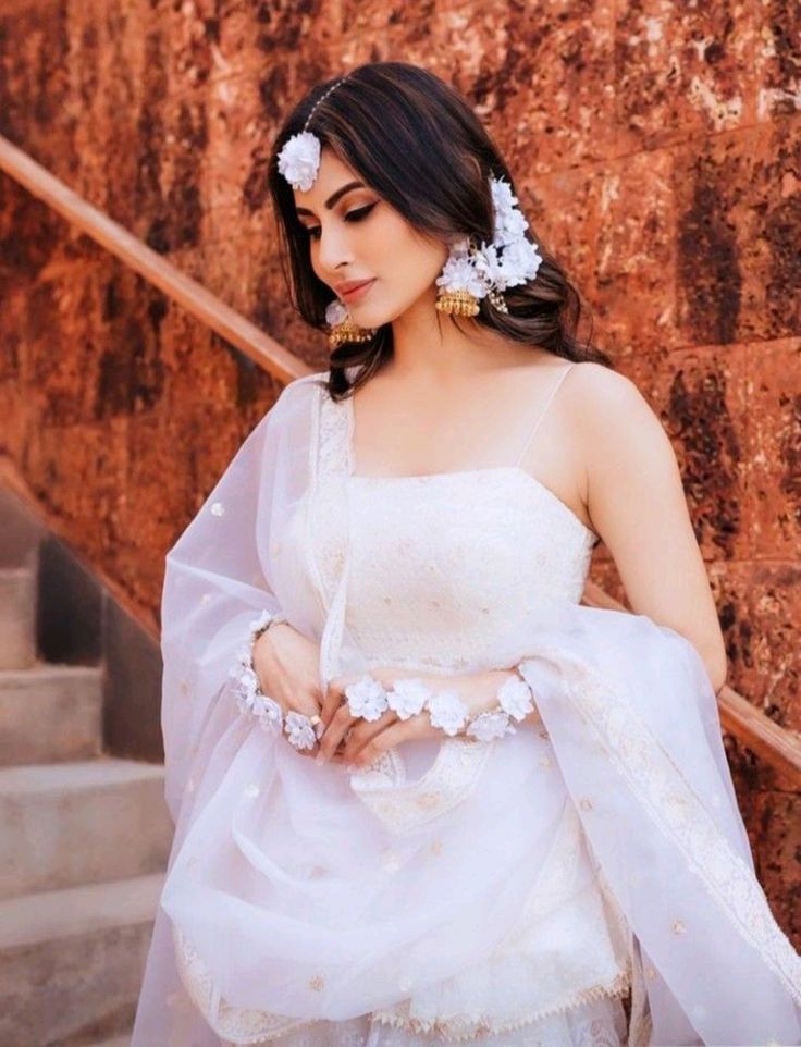 Minimalist Gold Jewelry in Statement design