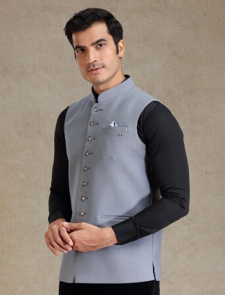 Light grey tectured waistcoat for men in jute